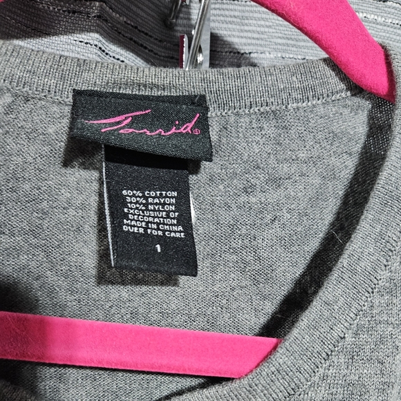 Cropped torrid sweater size 1 - Picture 4 of 7